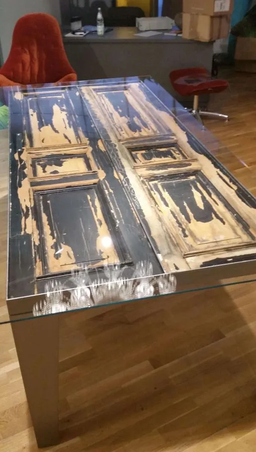 Tisch II — Gesamtansicht